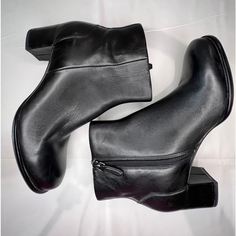 Ecco Women’s sculpted block heel ankle boots in black leather. Size 37. Like new